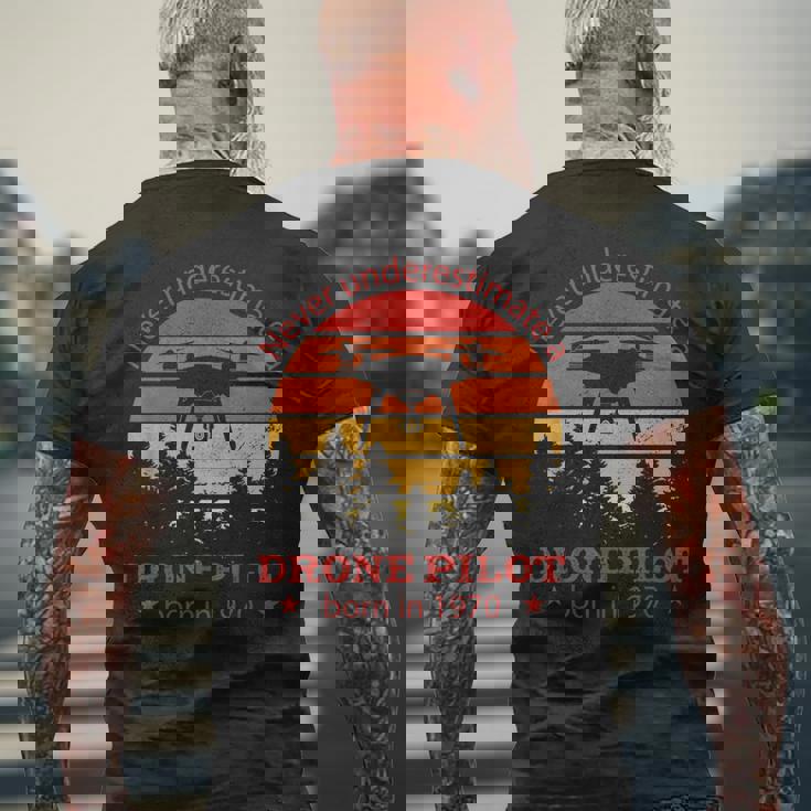 1970 年生まれのドローンパイロット、誕生日、クワドロコプター・ドローン メンズTシャツ バックプリント 高齢者への贈り物