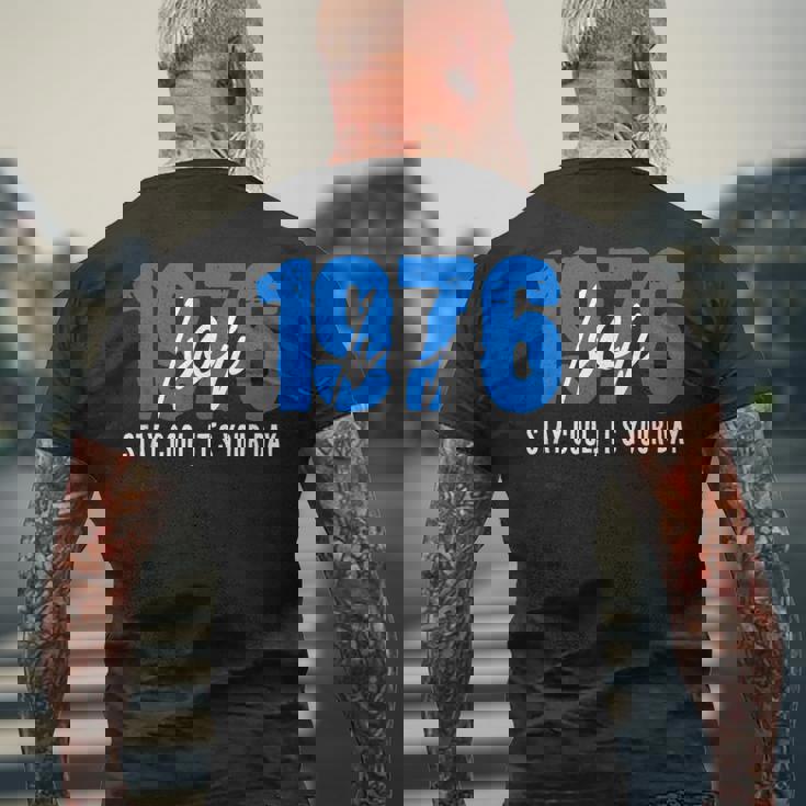 1976 誕生日 五十路祝い 50歳 大人の節目 クールでシンプルな数字デザイン メンズTシャツ バックプリント 高齢者への贈り物