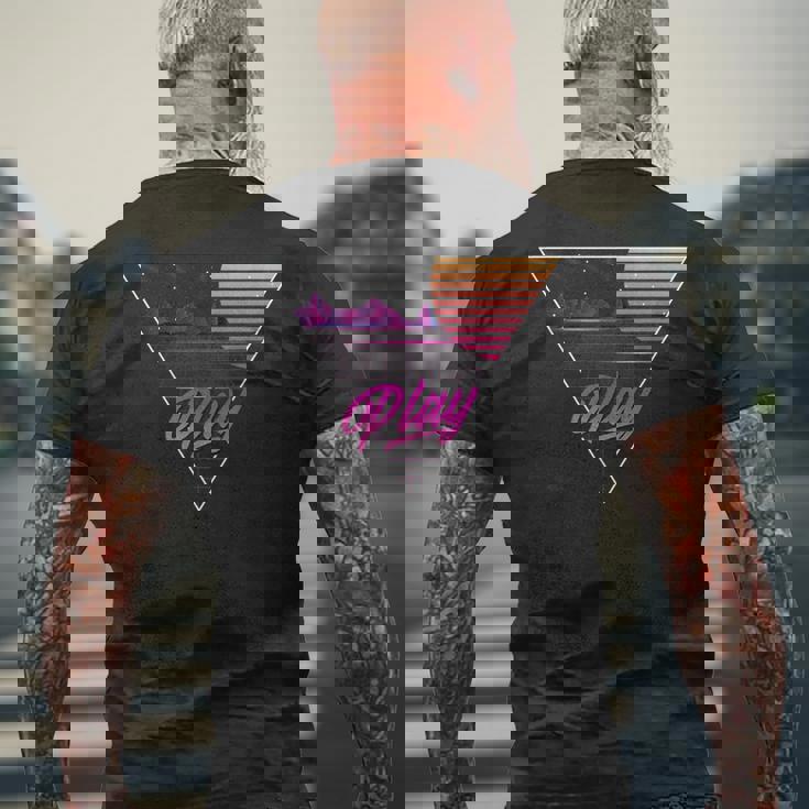 1980年代ynthwave ギフトtシャツ ゲーマーtシャツ レトロスタイリング メンズTシャツ バックプリント 高齢者への贈り物