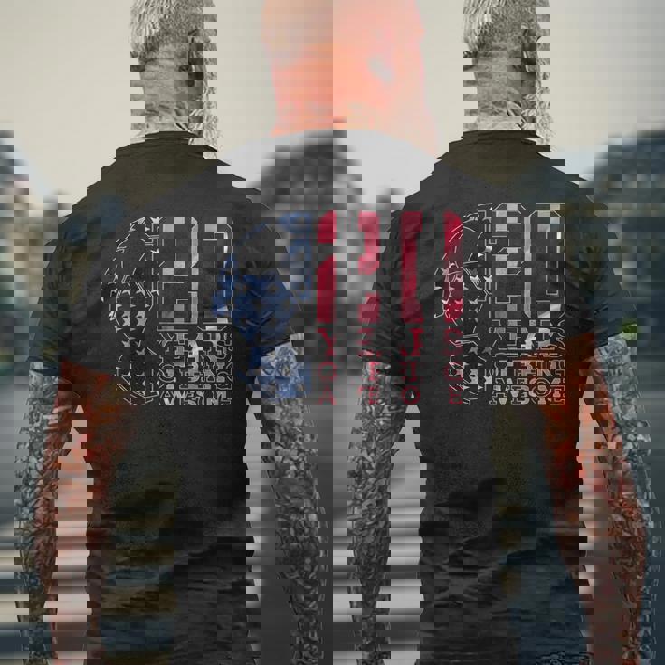 20 Years Of Being Awesome サッカー サッカー 20歳 誕生日 メンズTシャツ バックプリント 高齢者への贈り物