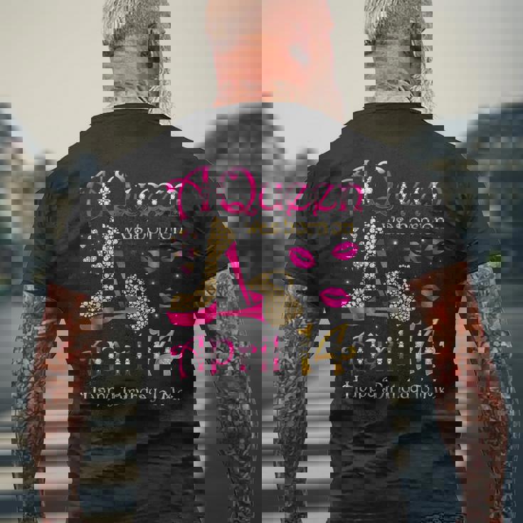 4月14日に女王が生まれた私にお誕生日おめでとう メンズTシャツ バックプリント 高齢者への贈り物