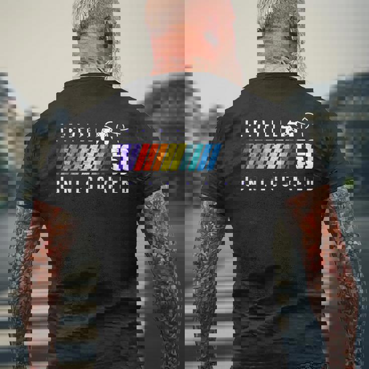 50歳の誕生日 ゲーマーボーイまたはゲーマーガール レベル50 アンロック メンズTシャツ バックプリント 高齢者への贈り物