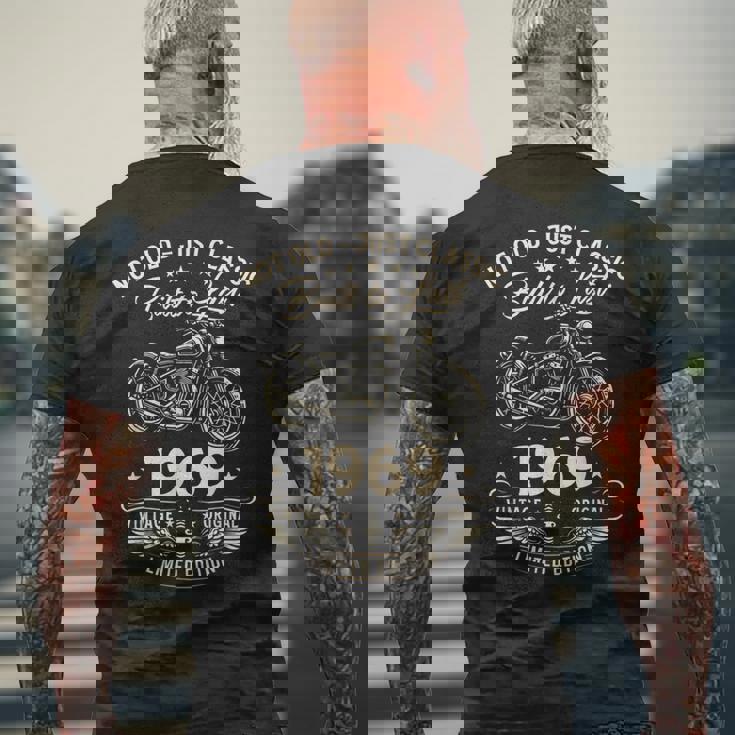 57 歳の誕生日男性オートバイ バイクに乗る人 1969 メンズTシャツ バックプリント 高齢者への贈り物