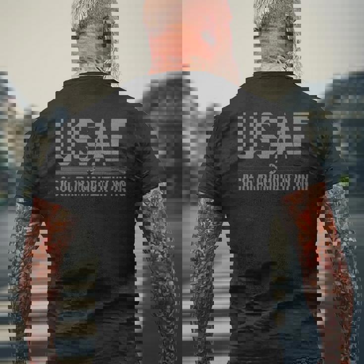 60Th Air Mobility Wing Travis 空軍基地 60Amw メンズTシャツ バックプリント 高齢者への贈り物