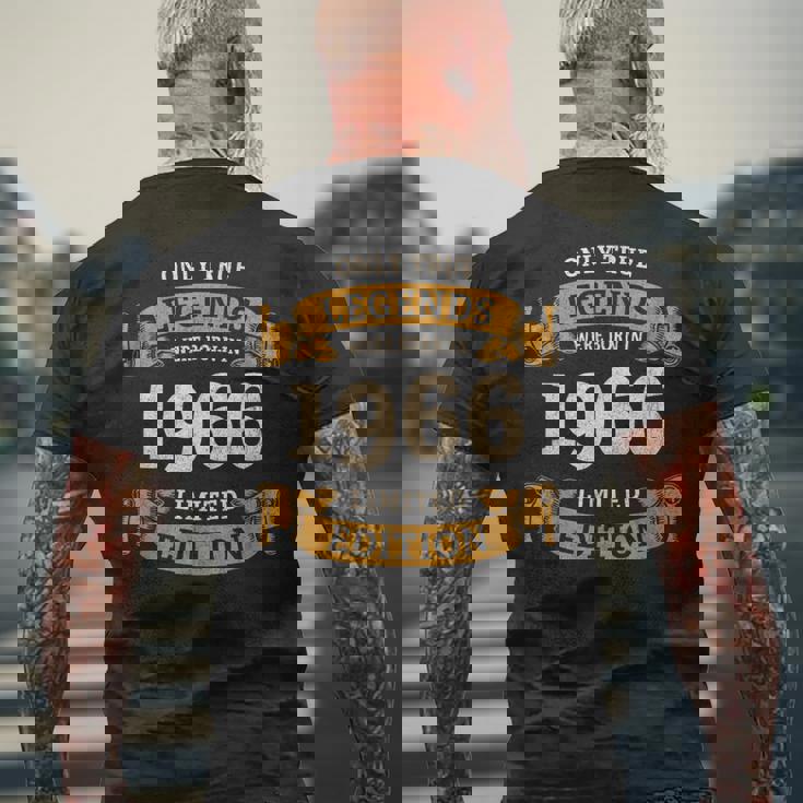 60歳の誕生日 還暦 真のレジェンドは1966年生まれ メンズTシャツ バックプリント 高齢者への贈り物