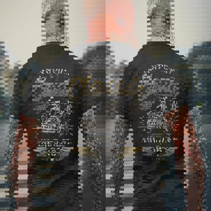 61 歳の誕生日男性オートバイ バイクに乗る人 1965 メンズTシャツ バックプリント 高齢者への贈り物