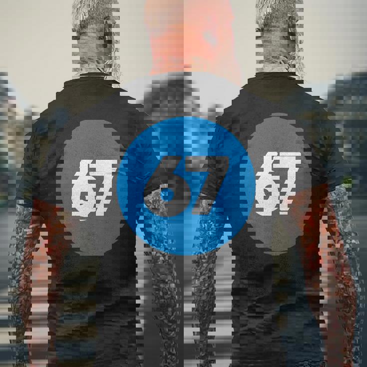 67 歳の誕生日番号 67 バルーン 67 歳の誕生日 メンズTシャツ バックプリント 高齢者への贈り物