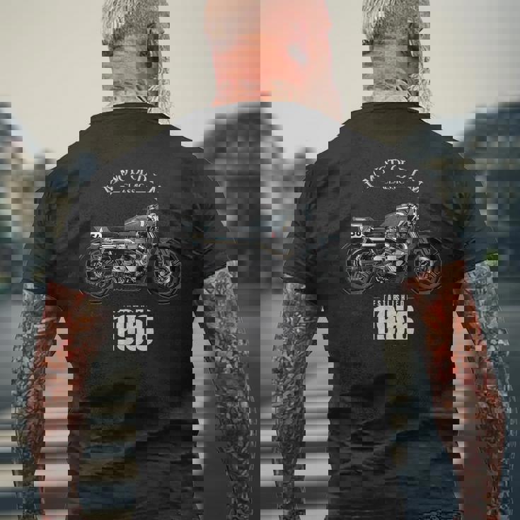 70 歳の誕生日男性オートバイ バイクに乗る人 1956 メンズTシャツ バックプリント 高齢者への贈り物