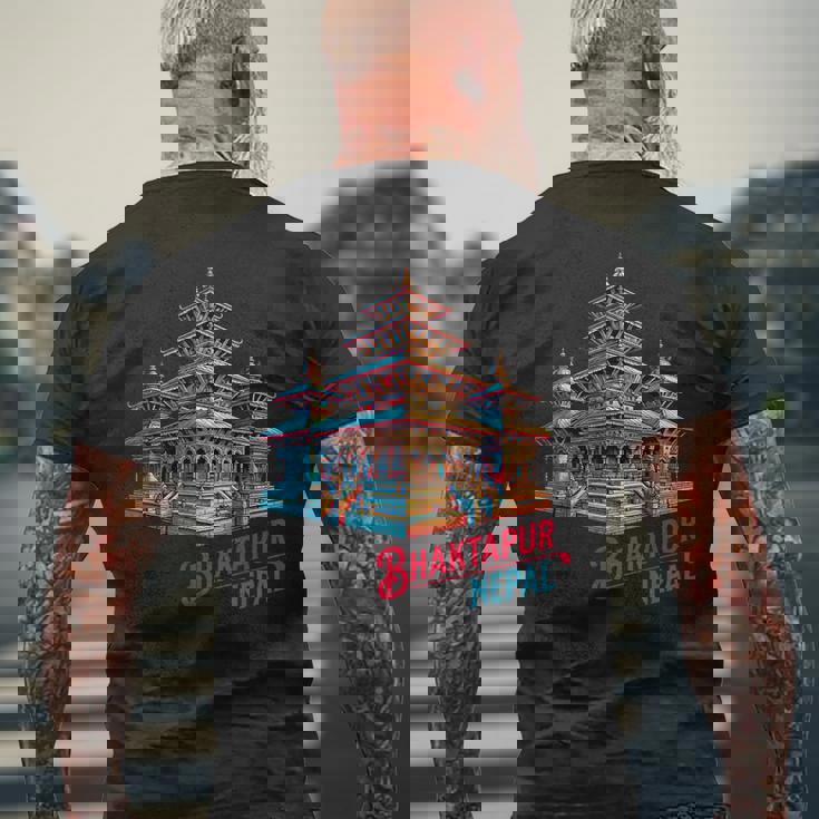 Bhaktapur Durbar スクエア 寺院 ネパール建築 メンズTシャツ バックプリント 高齢者への贈り物