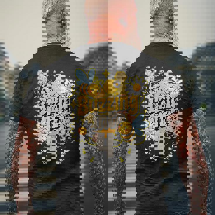 Buzzing Into 4 かわいい蜂 4歳の誕生日パーティーデザイン メンズTシャツ バックプリント 高齢者への贈り物