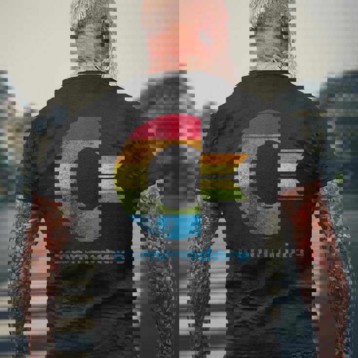 Commodore C64 大文字レインボーカラーストライプ効果 メンズTシャツ バックプリント 高齢者への贈り物