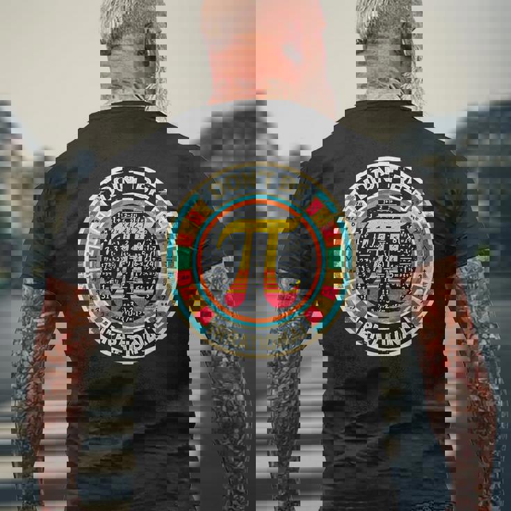 Don't Be Irrational レトロ ヴィンテージ シンボル Pi Day 算数教師 メンズTシャツ バックプリント 高齢者への贈り物