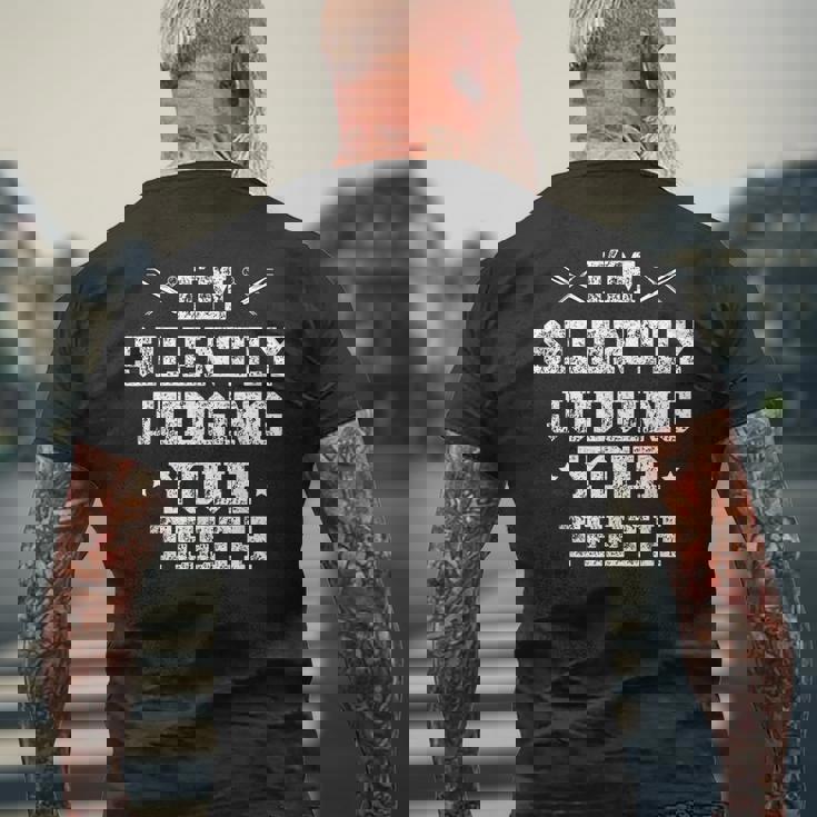 I'milently Judging Your Th Dentist Dentistry Dentistry Dentists メンズTシャツ バックプリント 高齢者への贈り物