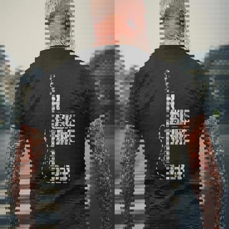 In Jesus Name I Play ギター クリスチャン ギタープレーヤー メンズTシャツ バックプリント 高齢者への贈り物