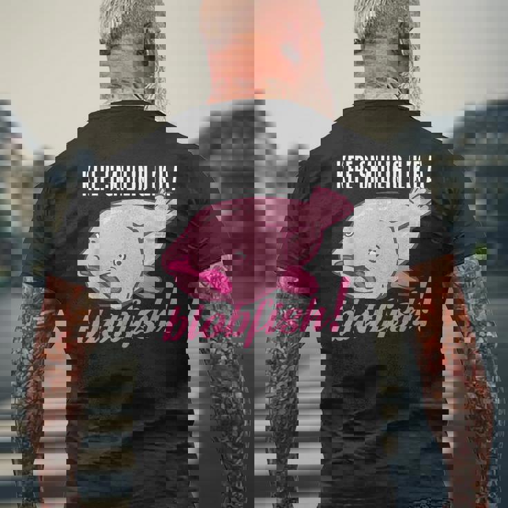 Keepmiling Like A Blobfish デザイン ブログフィッシュファン向け メンズTシャツ バックプリント 高齢者への贈り物