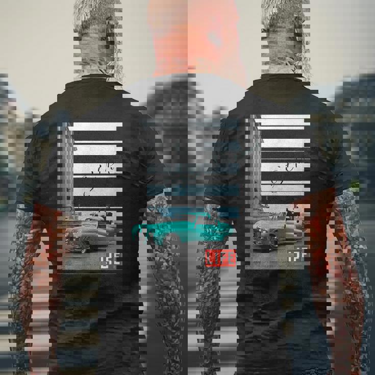 Life Picture Collection モデルと自動車 ／ エッフェル塔（1） メンズTシャツ バックプリント 高齢者への贈り物