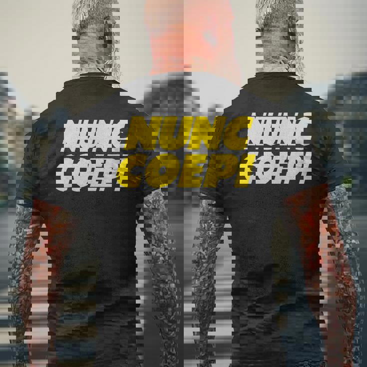 Nunc Coepi Now I Begin メンズTシャツ バックプリント 高齢者への贈り物