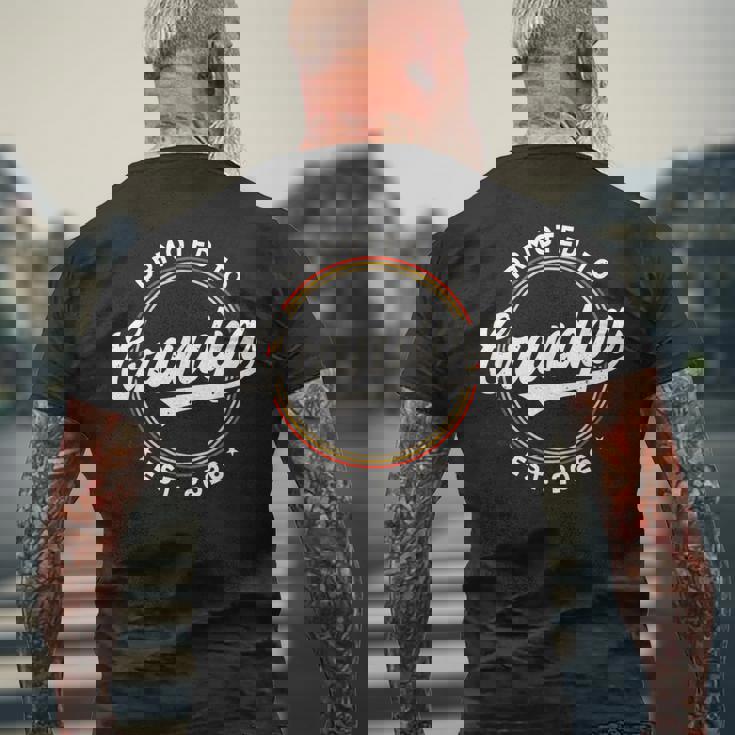 Promoted To Grandpa 2026 oon To Be Grandpa Est 2026 メンズTシャツ バックプリント 高齢者への贈り物