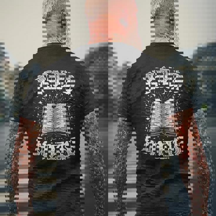 Proud Bookish Open Book Reading愛好家。 メンズTシャツ バックプリント 高齢者への贈り物