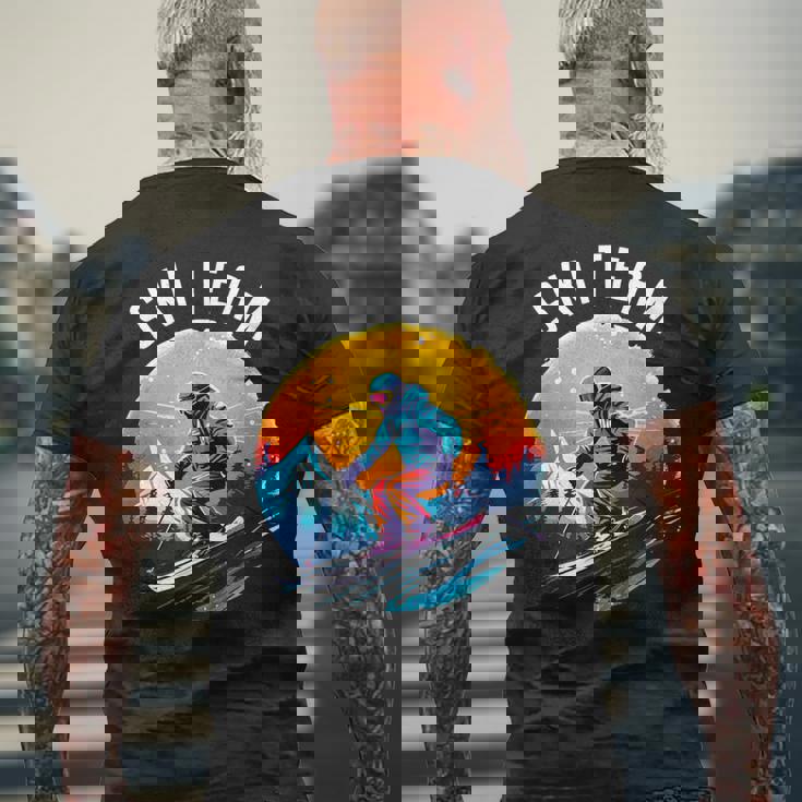 Ski Team スキーチーム スキーヤー スクール スキー旅行 スキーチーム クルー スキー メンズTシャツ バックプリント 高齢者への贈り物