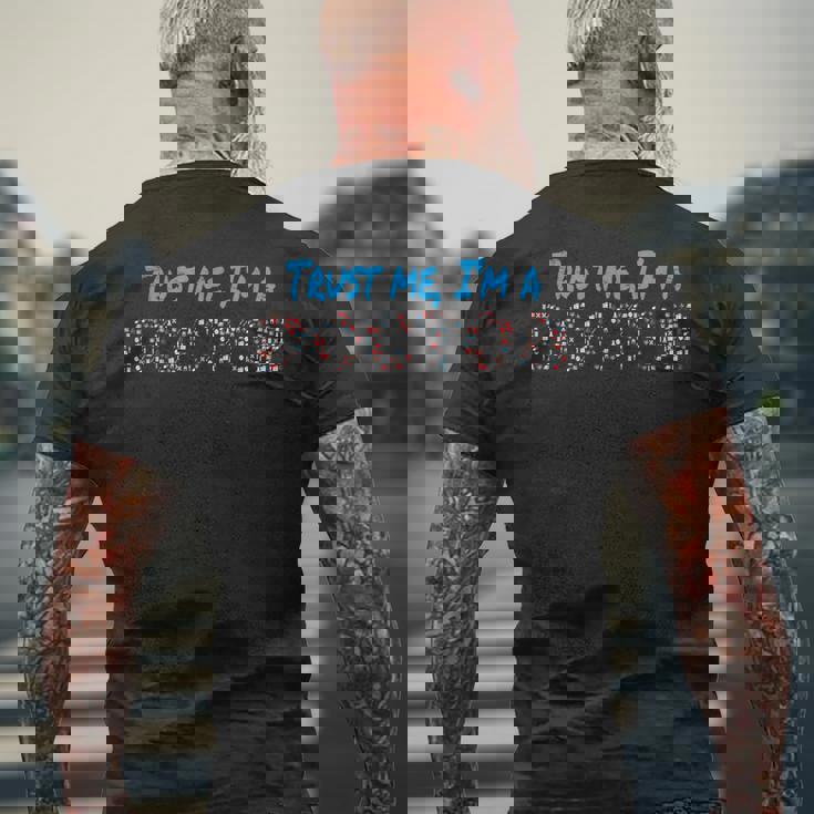 Trust Me I'm A Doctor 私を信じて、私は医者だ医師 卒業 博士号 メンズTシャツ バックプリント 高齢者への贈り物