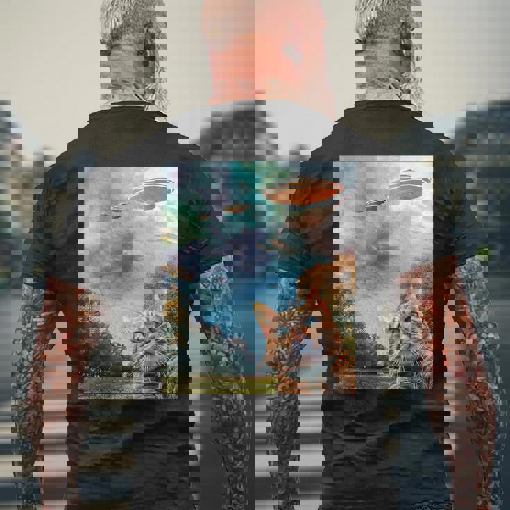 Ufo付き猫セルフィー メンズTシャツ バックプリント 高齢者への贈り物