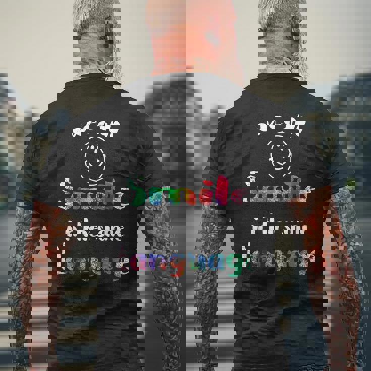 We Allmile In Theame Language かわいい 平等 スマイル メンズTシャツ バックプリント 高齢者への贈り物