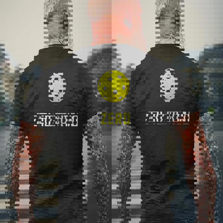 Zero Zero Two 、面白いピックルボール退職ギフト メンズTシャツ バックプリント 高齢者への贈り物