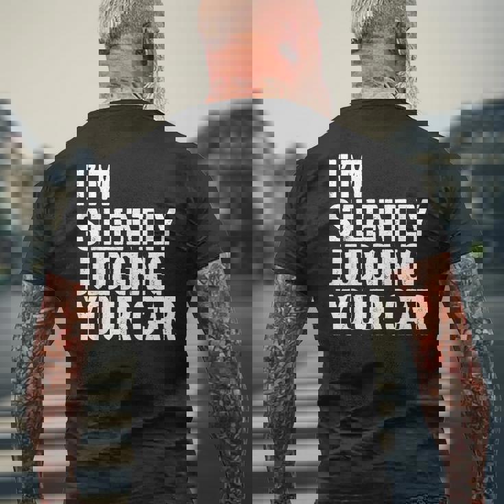 あなたの車を黙って判断してる面白いドライバーの名言 メンズTシャツ バックプリント 高齢者への贈り物