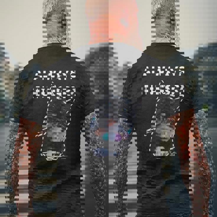 いつも空腹の猫 – 面白い食べ物好きデザイン メンズTシャツ バックプリント 高齢者への贈り物