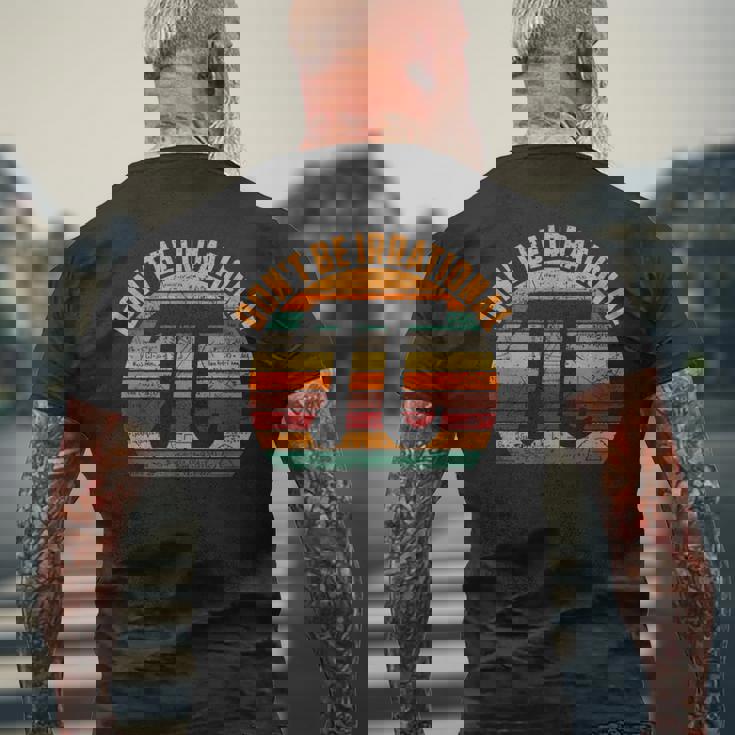 おかしな円周率デー 不合理になるな 円周率デーを祝おう 3月14日 メンズTシャツ バックプリント 高齢者への贈り物