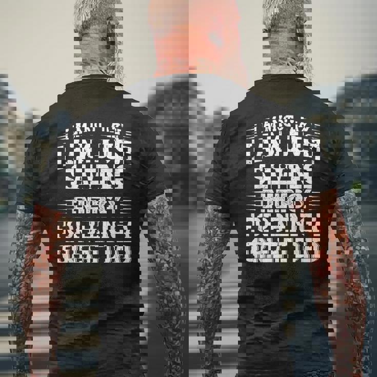 おかしな父の日「I Am Not Lazy I Am Justaving Energy」 メンズTシャツ バックプリント 高齢者への贈り物