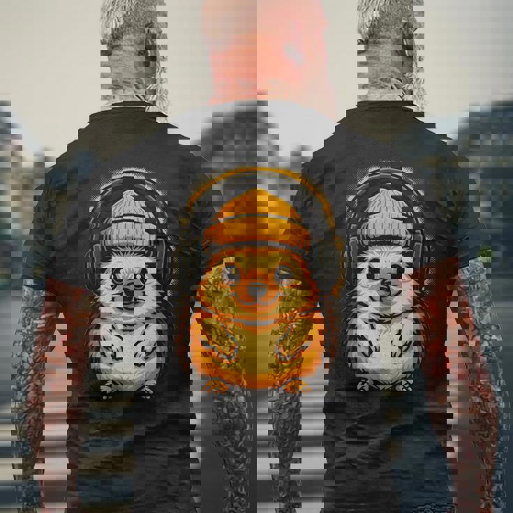 かわいいハリネズミ、ビーニーとヘッドフォン、居心地の良い音楽愛好家。 長袖tシャツ メンズTシャツ バックプリント 高齢者への贈り物