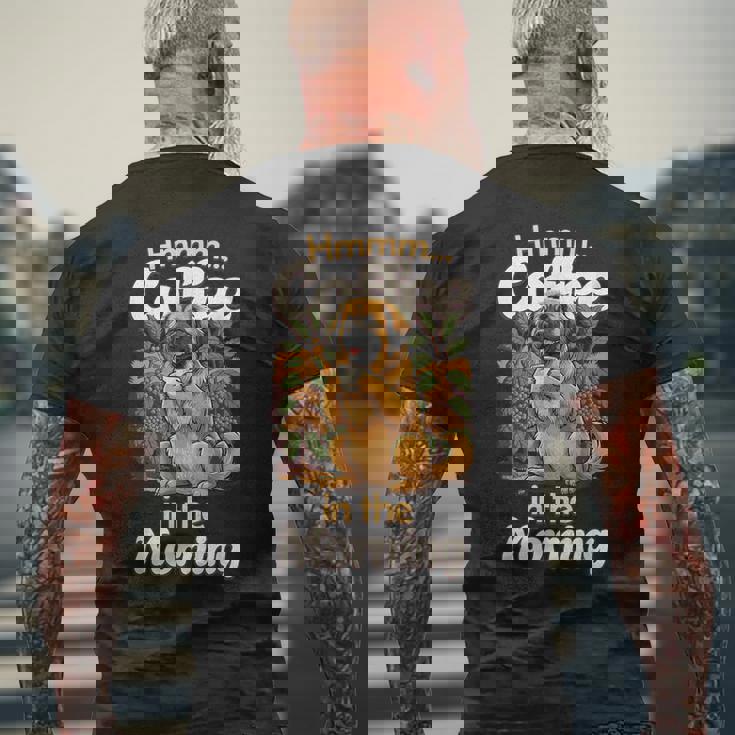 かわいいレオンベルガー犬と朝のコーヒー。 メンズTシャツ バックプリント 高齢者への贈り物