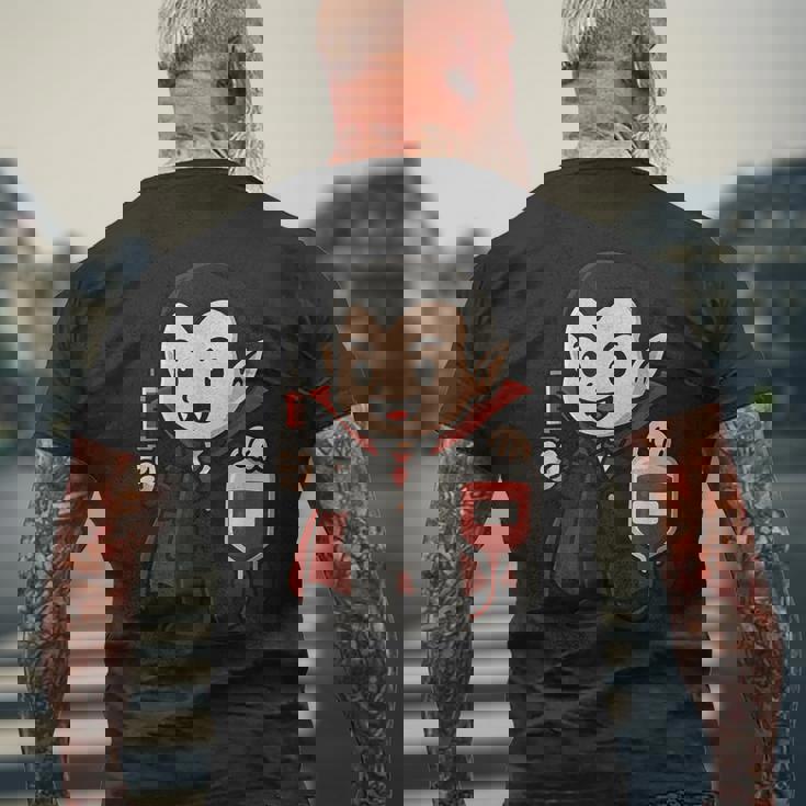 かわいい吸血鬼 Phlebotomy ジョーク 血液描画 看護師 静脈内科医 メンズTシャツ バックプリント 高齢者への贈り物