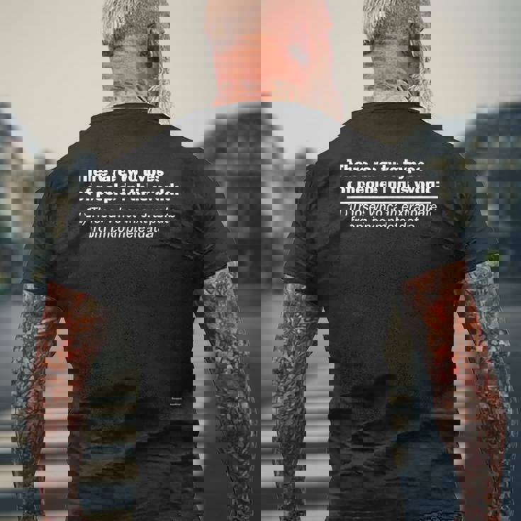 このワールドインテリジェントシャツには2種類の人々がいます メンズTシャツ バックプリント 高齢者への贈り物