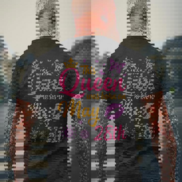 この女王は5月28日に生まれました。お誕生日おめでとうママ、叔母 メンズTシャツ バックプリント 高齢者への贈り物