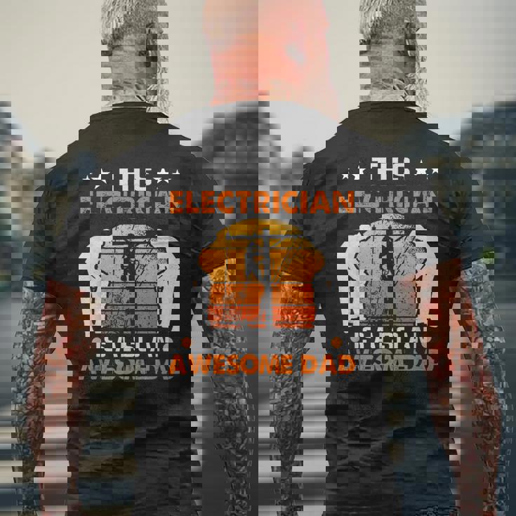 メンズ この電気屋さんは、すごいお父さん電気屋さんでもあります メンズTシャツ バックプリント 高齢者への贈り物