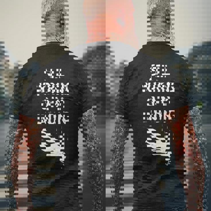 まだ着地作業中！おかしい頭部骨折の回復作業中 メンズTシャツ バックプリント 高齢者への贈り物