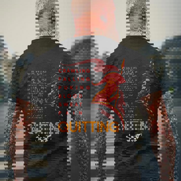 やめることは許されない スパルタンとマッドレース メンズTシャツ バックプリント 高齢者への贈り物