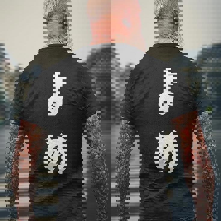 よめ だんな 嫁 旦那 ひらがな 文字 かわいい ペア 夫婦 お揃い 結婚 お祝い 家族 家族写真 おもしろ メンズTシャツ バックプリント 高齢者への贈り物