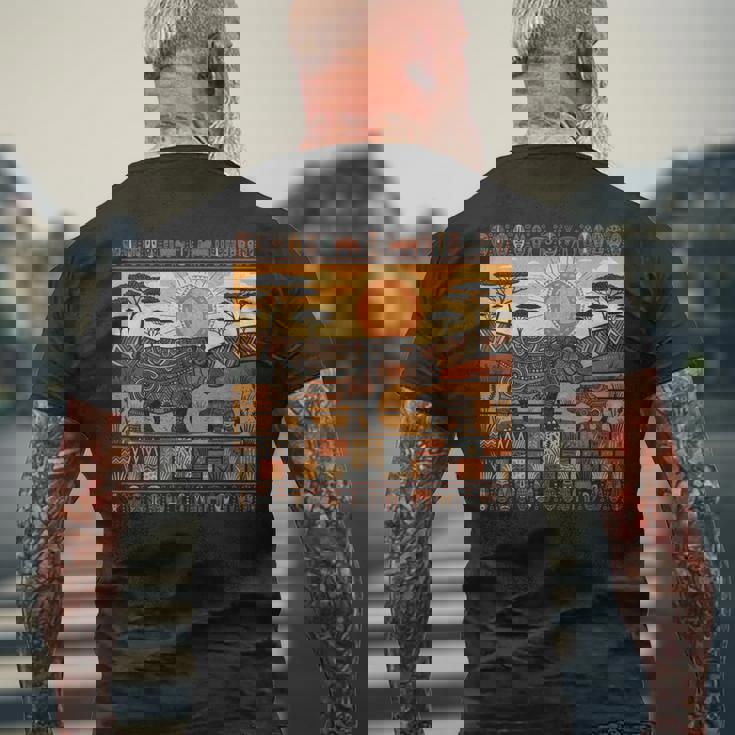 アフリカカバファミリー 部族 ケンテ柄 サファリ ガーナ メンズTシャツ バックプリント 高齢者への贈り物