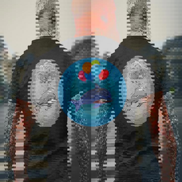 イルカと風船のコスチュームで一日を明るくしましょう。 メンズTシャツ バックプリント 高齢者への贈り物