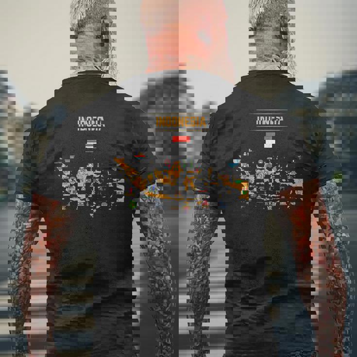 インドネシアの地図。 有名な国のランドマークのアイコン、伝統 メンズTシャツ バックプリント 高齢者への贈り物