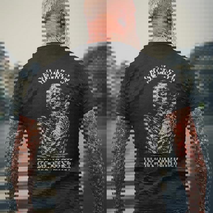 ウィスキーを使ったスケルトン 節水 ウィスキーを飲む メンズTシャツ バックプリント 高齢者への贈り物