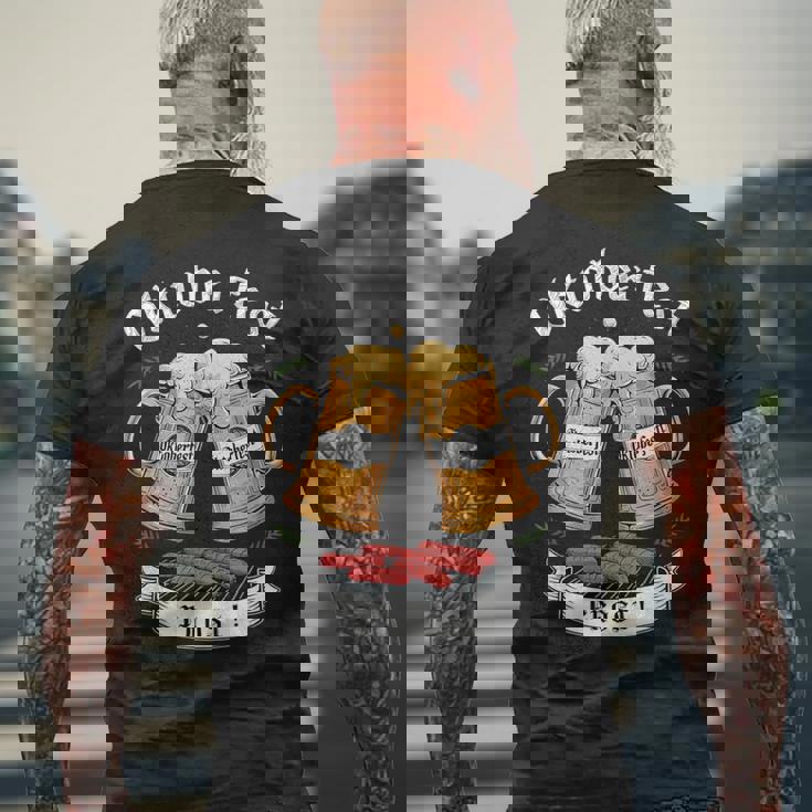 オクトーバーフェスト ビールとグリル ソーセージ メンズTシャツ バックプリント 高齢者への贈り物