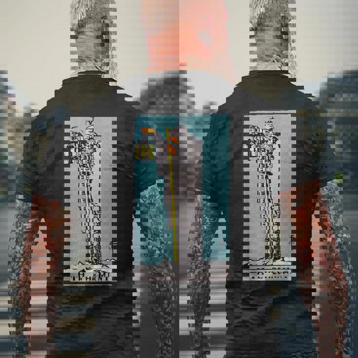 オリジナルのrider Waite Deckからの隠者ビンテージタロットカード メンズTシャツ バックプリント 高齢者への贈り物