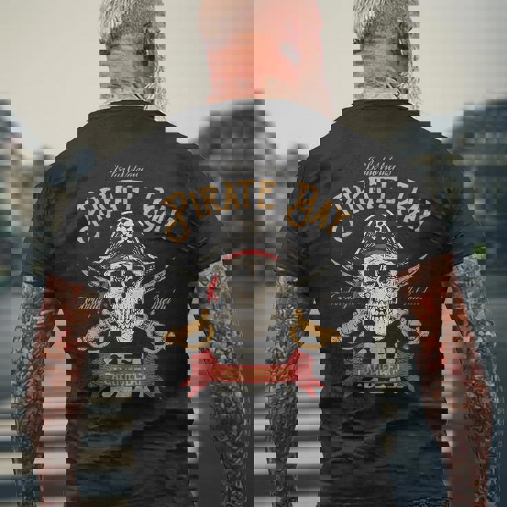 カリブ海 クロスボーン 海賊 メンズTシャツ バックプリント 高齢者への贈り物