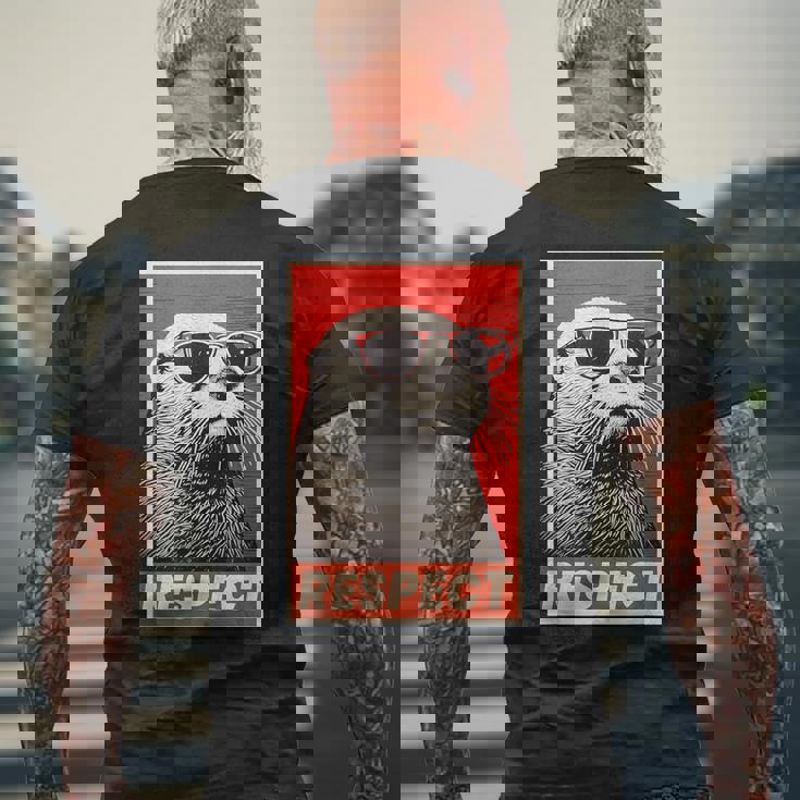 カワウソ 動物 リスペクト ヴィンテージ レトロ メンズTシャツ バックプリント 高齢者への贈り物