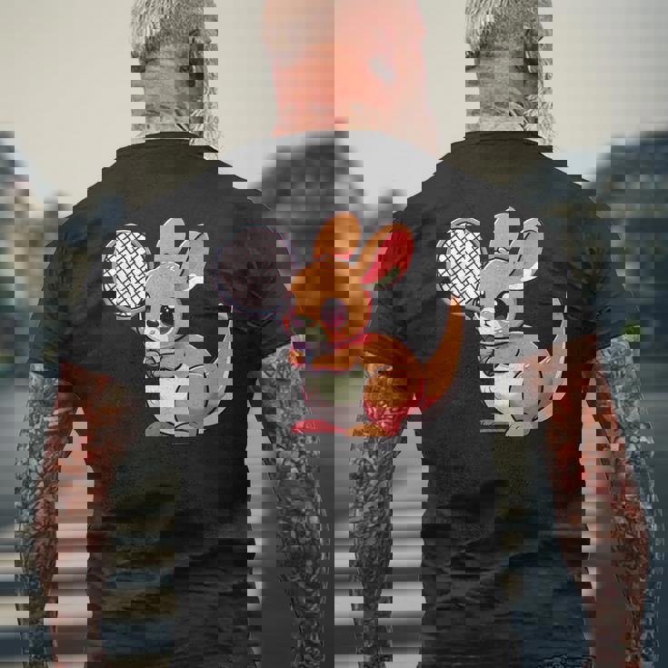 カンガルー かわいい ラケット スポーツ テニス プレイ 動物 キャラクター キュート メンズTシャツ バックプリント 高齢者への贈り物